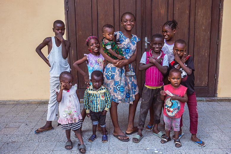 Portone d'ingresso fuori dalla mensa dei bambini africani