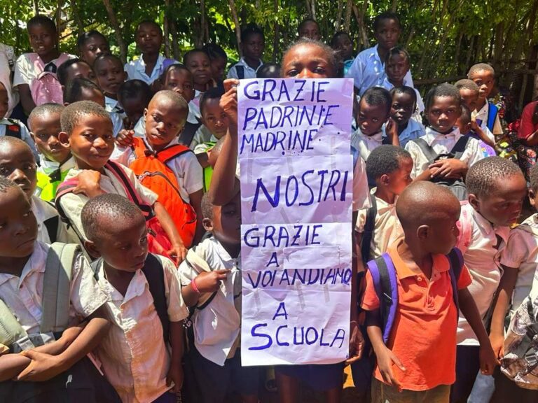 associazione-madre-teresa-calcutta-onlus-bambini-uvira-africa-scuola-adozione-giovani-studenti-ringraziano-adozione